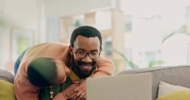 Ev, kucak ve dizüstü bilgisayarı olan siyah bir çift, online alışveriş, yatırım veya web sitesi bilgileri ile konuşma ve ilişki. Evlilik, Afrikalı kadın ve erkek bir bilgisayar, daktilo ve sohbet ile ekommerce.