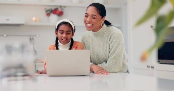 带着孩子和视频的问候电话和笔记本电脑在厨房里与母亲交谈 来自学校的网络研讨会和家里的网络课程 带着微笑的爱学习 电脑和快乐的女孩 — 图库视频影像
