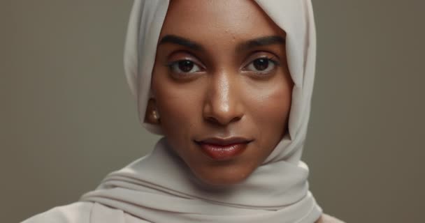 Πρόσωπο Μουσουλμάνος Ευτυχισμένη Γυναίκα Χιτζάμπ Φόντο Στούντιο Για Φυσική Ομορφιά — Αρχείο Βίντεο