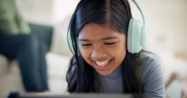 Gyermek Fejhallgató Tabletta Tanuláshoz Videojátékokhoz Online Oktatáshoz Streaming Platformon Fiatal — Stock videók