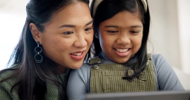 Moeder Dochter Tablet Gezicht Communicatie Met Binding Liefde Streaming Van — Stockvideo