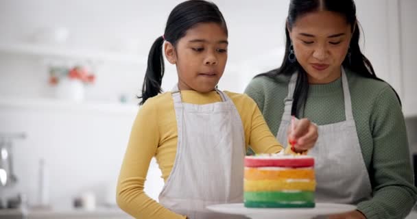 ケーキ ろうそく お母さんと一緒にキッチンでベーキング 母親と一緒に学び 料理する家庭での虹のデザートのためのハッピー 親のサポートと誕生日の食べ物 — ストック動画