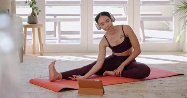 Vrouw Yoga Stretching Lichaam Online Klasse Fitness Zen Workout Mat — Stockvideo