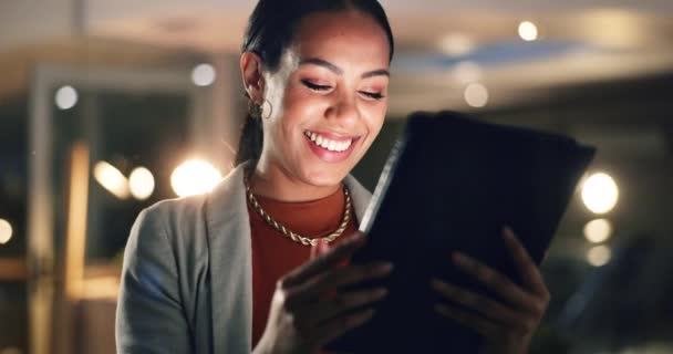Negócios Mulher Tablet Noite Escritório Para Planejamento Pesquisa Relatório Line — Vídeo de Stock