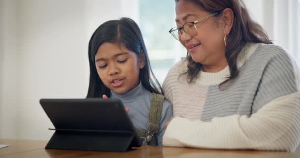 ホーム タブレットを持つおばあちゃんと少女 ウェブサイトの情報との接続とソーシャルメディア タイピングと話す テクノロジー ミーム 教育ビデオを搭載した人 シニア女性 — ストック動画