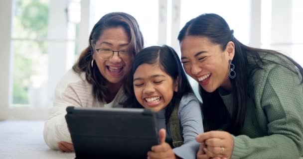 女孩和祖母在平板电脑上的自拍 有趣的迷因和社交媒体的电子学习 在线教育或家庭游戏 母亲和儿童在数字技术 视频通话和笑在一起 — 图库视频影像
