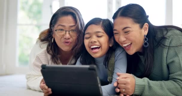 孩子和祖母在家里的社交媒体或网络游戏中自私自利 滑稽模因或情绪激动 印度尼西亚妇女 母亲和女孩在平板电脑摄影 人物形象和欢笑方面的合作 — 图库视频影像