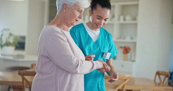Pflegerin Rentnerin Und Alte Frau Rollstuhl Des Pflegeheims Für Medizinische — Stockvideo