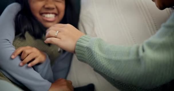Koltuk Anne Kız Oyun Oynuyor Gülüyor Evde Birlikte Enerji Ile — Stok video