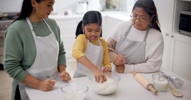 Pečení Podpora Rodina Kuchyni Učením Úsměvem Vařením Mámou Dítětem Babičkou — Stock video