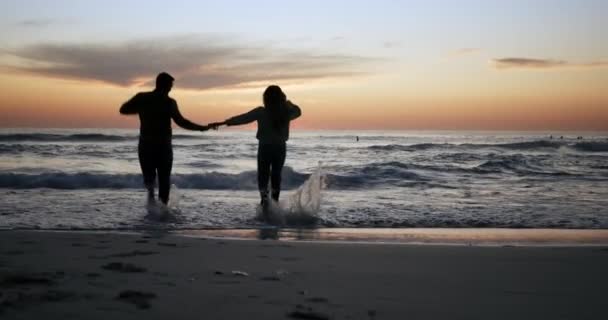 Pár Fut Óceán Sziluett Naplemente Szórakoztató Játék Kötődés Szerelem Romantikus — Stock videók
