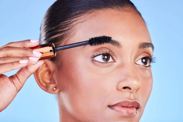 Vrouw Gezicht Mascara Beauty Make Cosmetica Oogkwast Tegen Een Blauwe — Stockfoto