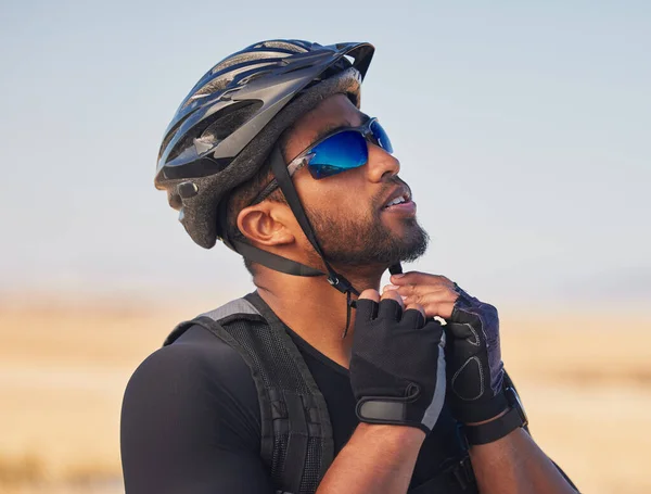 Radfahren Sport Und Fitness Mit Mann Und Helm Straßenverkehr Für — Stockfoto
