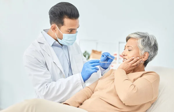 Mulher Idosa Dentista Dor Dente Com Cuidados Saúde Limpeza Trabalho — Fotografia de Stock
