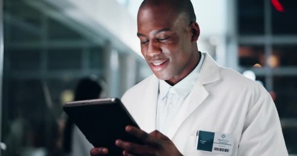 医生和男人的脸 晚上用平板电脑为医疗网站 远程保健或审查数据在医院 非洲外科医生在应用 数字技术或规划研究方面工作很晚的画像 — 图库视频影像