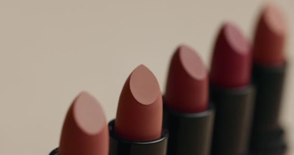 Szekrény Rúzs Termék Smink Reklám Szépség Kozmetikumok Szín Elszigetelt Stúdió — Stock videók