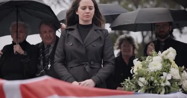 Veterano Funeral Usa Mujer Triste Tocar Ataúd Familia Bandera Con — Vídeo de stock