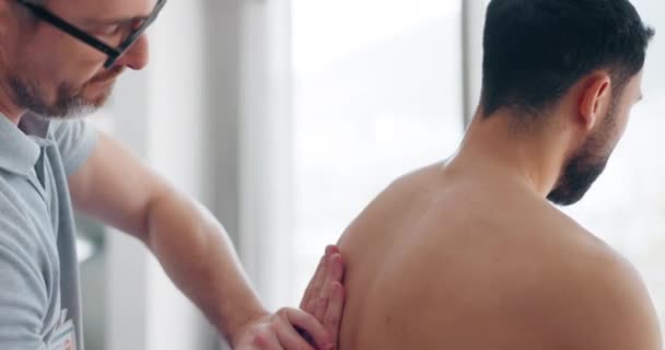 Fisioterapeuta Masajista Hombre Rehabilitación Fisioterapéutica Para Dolor Espalda Corporal Cicatrizante — Vídeos de Stock