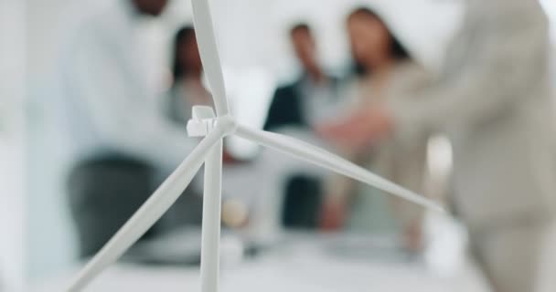 エコフレンドリー 持続可能性 再生可能エネルギー計画のためのビジネス人 風力タービン モデル 設計および農業解決の文書が付いている工学チーム — ストック動画