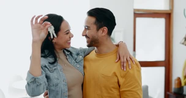 Liebe Schlüssel Und Lächeln Mit Paar Neuen Haus Für Umzug — Stockvideo