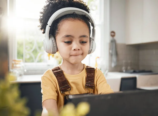 Tablet Słuchawki Dziecko Edukacji Online Domu Elearning Lub Domowej Szkoły — Zdjęcie stockowe