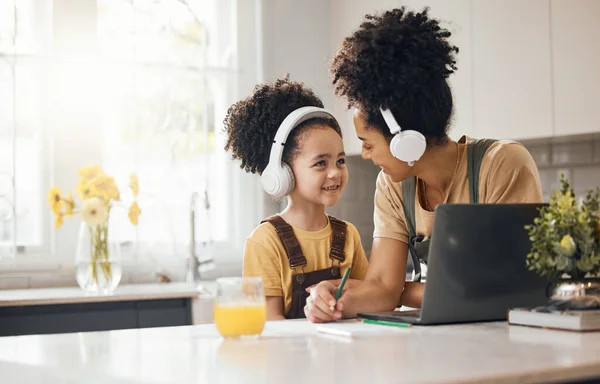 Online Onderwijs Moeder Kind Thuis Met Hoofdtelefoon Laptop Huiswerk Voor — Stockfoto
