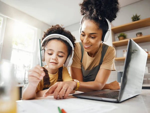 Evde Kulaklık Dizüstü Bilgisayar Çevrimiçi Dersler Için Ödev Taşıyan Anne — Stok fotoğraf