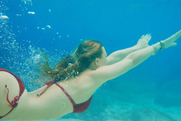 Piękna Kobieta Pływanie Pod Wodą Raju Plaża Wolność Dobre Samopoczucie — Zdjęcie stockowe