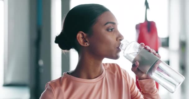Γυναίκα Πόσιμο Νερό Και Γυμναστήριο Υγεία Διψασμένη Και Ευεξία Προπόνηση — Αρχείο Βίντεο