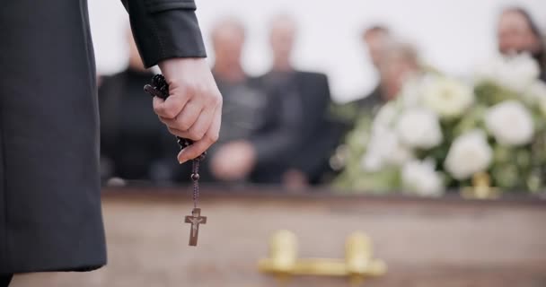 宗教和手与念珠一起参加追悼会 死亡仪式和讣告布道 基督教 牧师或牧师的安葬和特写 带有福音 信仰和损失的宗教标志 — 图库视频影像