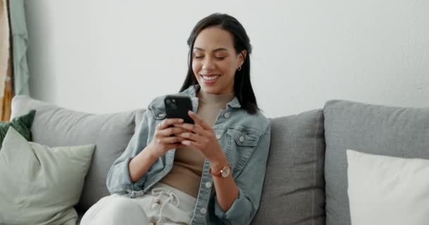 Žena Relaxovat Psaní Smartphone Pohovce Čtení Sociální Média Příspěvek Nebo — Stock video