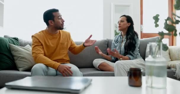 Pareja Pelea Conflicto Sofá Por Divorcio Discusión Ruptura Malhumorada Casa — Vídeos de Stock