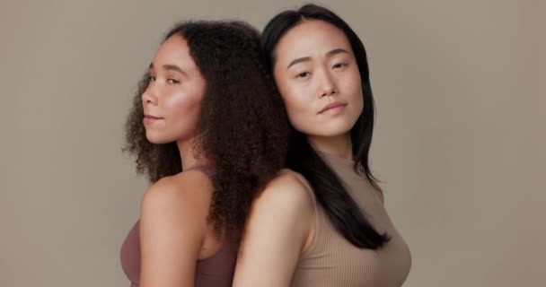 ブラウンスタジオのバックグラウンドで多様性を持つスキンケア 化粧品のための女性 スキンケア 皮膚科の健康および自然な構造のための肖像画の若いモデルか人 — ストック動画