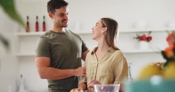 Casa Abraço Casal Com Amor Cozinhar Cuidar Com Romance Ligação — Vídeo de Stock