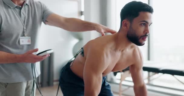 Homem Com Estimulador Muscular Elétrico Para Exercício Fisioterapêutico Treinamento Desempenho — Vídeo de Stock