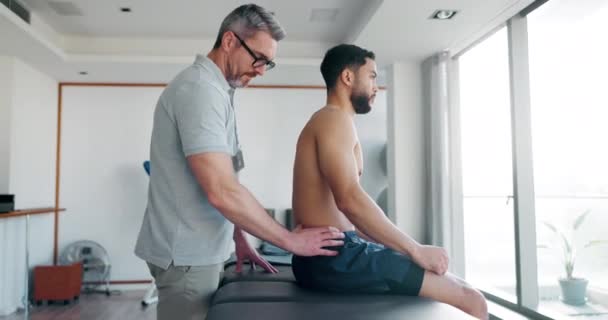 リハビリテーションの腕の痛みを癒すために体をリラックスさせるために 医学療法の肩の怪我 テストまたは男性 身体療法 ストレッチまたは成熟した理学療法士 助けるために負傷したアスリートクライアントに相談 — ストック動画