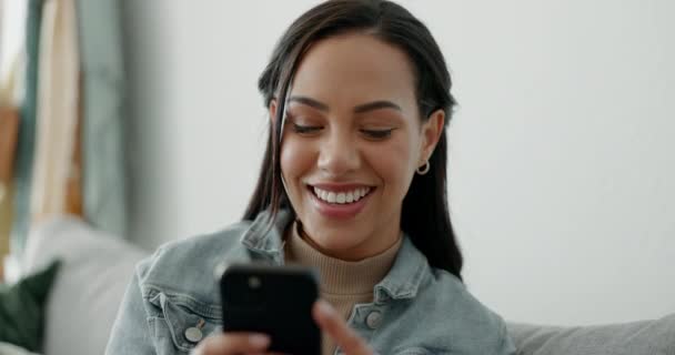 Woman Smile Typing Smartphone Home Reading Social Media Joke Chat — Stock Video