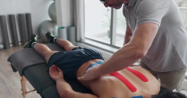 Reabilitação Fisioterapia Homem Com Fita Adesiva Para Dor Nas Costas — Vídeo de Stock