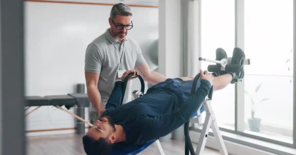 脊椎按摩师 器械和背痛患者可在倒置台上伸展 用于临床治疗脊椎肌肉 医生理疗康复中的刺 伤与人 — 图库视频影像