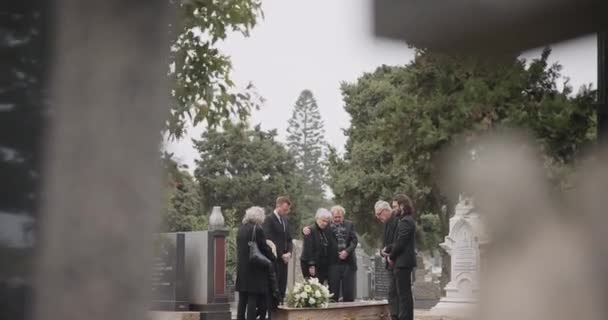 墓地に住む人々は 家族が屋外で悲しみ 棺で喪失しています 悲しみ さよなら 記念碑でのサポート 快適さと共感を備えた埋葬サービス — ストック動画
