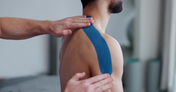 Физиотерапия Плечевой Ремешок Мужчина Пациент Спортивным Массажером Травмой Руки Клинике — стоковое видео