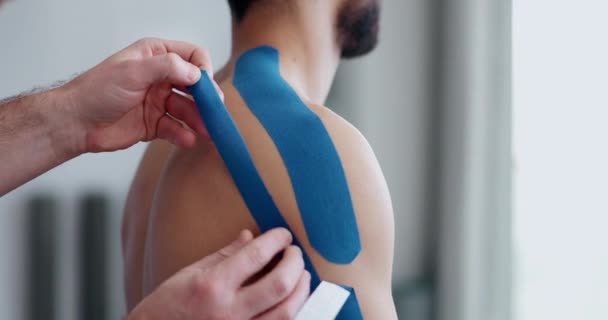 Physiothérapie Bandage Épaule Mains Homme Avec Patient Massothérapeute Sportif Clinique — Video