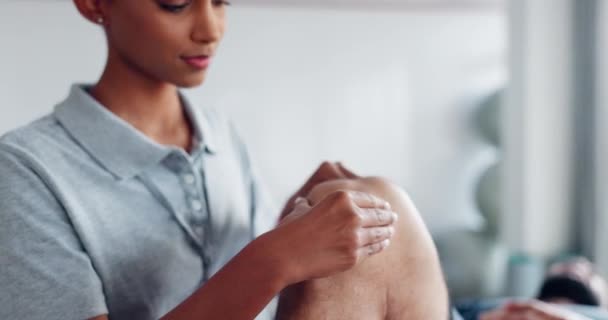 膝の怪我 マッサージ または理学療法の理学療法士は 痛みを癒すために体や脚をリラックスさせる リハビリテーションで負傷したクライアントを支援する身体療法 女性またはカイロプラクティックコンサルティング — ストック動画