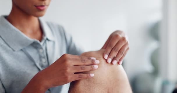 Knieschmerzen Massage Oder Physiotherapeut Der Physiotherapie Zur Entspannung Des Körpers — Stockvideo