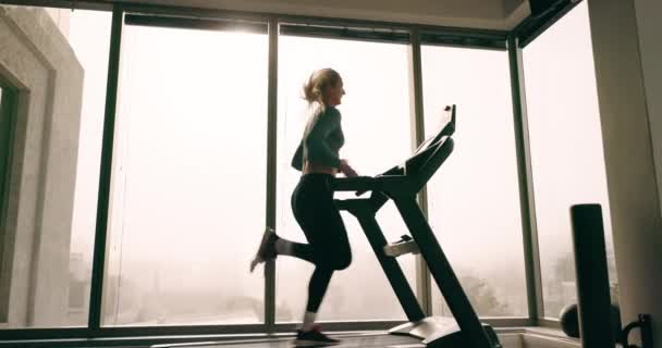 Kvinna Löpning Löpband Och Fitness Gym Med Cardio Och Utmaning — Stockvideo