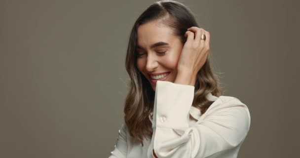 Kadın Gülücük Güzel Saçlar Yüz Makyaj Makyaj Stüdyo Arka Planında — Stok video