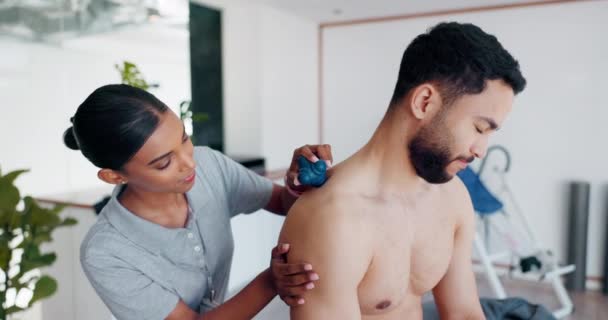 按摩或男性在理疗中以放松身体或肩膀来治疗背痛 物理治疗 印度妇女或理疗师在康复过程中帮助或咨询受伤病人 — 图库视频影像