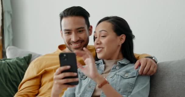 在沙发上与手机聊天 为社交媒体贴文 订阅和阅读有趣的通知 快乐的男人 女人和拥抱与智能手机迷因 游戏应用和放松在客厅 — 图库视频影像