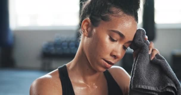 Усталость Потливость Фитнес Женщиной Тренажерном Зале Дыхания Тренировки Здоровья Упражнения — стоковое видео
