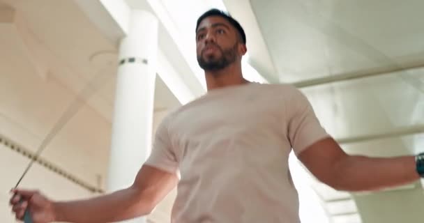Skákání Fitness Muž Skákacím Lanem Tělocvičně Pro Cvičení Trénink Vytrvalostní — Stock video